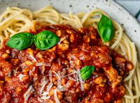 Spaghetti - Spaghetti geserveerd met rijke bolognaisesaus.