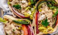 Pita (wrap) - Zachte wrap gevuld met gekruid pitavlees, verse groenten en saus.